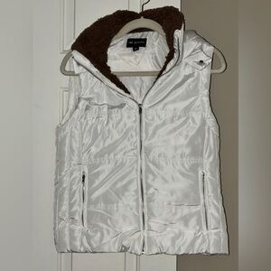Zenana Outfitters White Puffer Vest with faux fur collar. Sz L